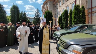 Митрополит Епіфаній освятив автомобілі для ЗСУ в Тернополі Митрополит Епіфаній освятив автомобілі для ЗСУ в Тернополі