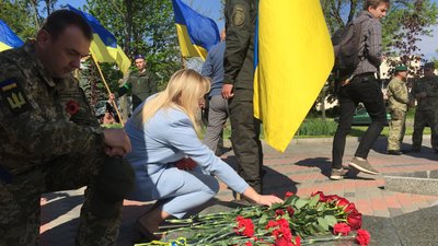 Під звуки сирен тривоги: в Черкасах відзначили День пам'яті та примирення вшануванням захисників України