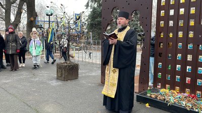У Миколаєві відбувся молебень на Алеї Слави в пам’ять про загиблих захисників України У Миколаєві відбувся молебень на Алеї Слави в пам’ять про загиблих захисників України