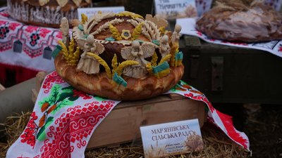 Вертути, короваї, плачинди та хліб. У Кропивницькому презентують випічку з борошна нового врожаю та допомагають ЗСУ