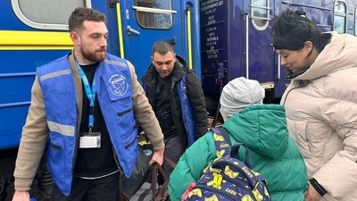 До Мукачева евакуаційним потягом прибула одна родина із Дніпропетровщини