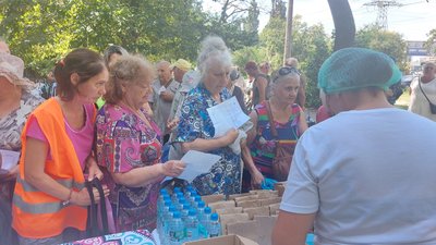 Борщ, плов, куряче стегно та овочевий салат. У Миколаєві волонтери роздають обіди