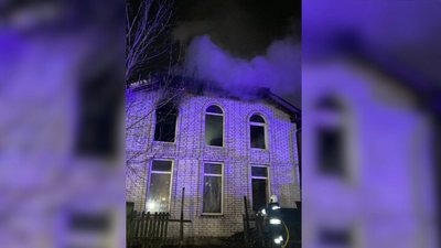 Пожежа в Черкасах по Благовісній: зайнялося у двоповерховому будинку Пожежа в Черкасах по Благовісній: зайнялося у двоповерховому будинку