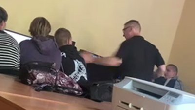 Викладач б'є учня