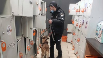 У Житомирі знову евакуюють людей з торговельних центрів через нове повідомлення про замінування У Житомирі знову евакуюють людей з торговельних центрів через нове повідомлення про замінування