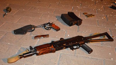 У центрі Луцька чоловік захопив заручників в автобусі. Їх звільнено У центрі Луцька чоловік захопив заручників в автобусі. Їх звільнено