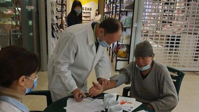 У Луцьку медики міряють тиск та розповідають про шкоду куріння