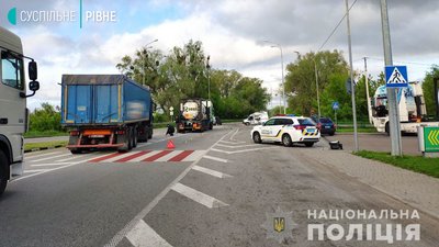 На Рівненщині вантажівка в'їхала у фургон, який її не пропустив