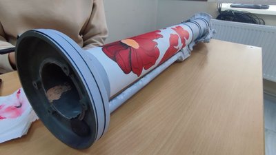 Художниця розмальовує тубус