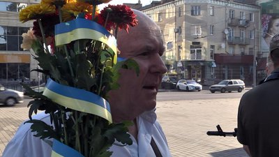 "Тяжко без нього жити, але треба заради дочки": у Луцьку вшанували пам'ять загиблих бійців "Тяжко без нього жити, але треба заради дочки": у Луцьку вшанували пам'ять загиблих бійців