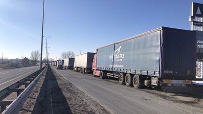 Черги з вантажівок на КПП "Тиса": водії стоять по кілька діб, аби перетнути кордон з Угорщиною Черги з вантажівок на КПП "Тиса": водії стоять по кілька діб, аби перетнути кордон з Угорщиною