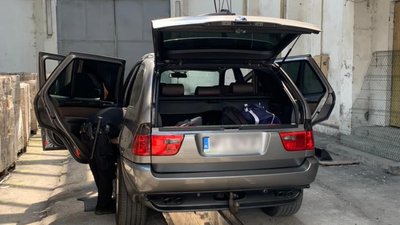 На кордоні з Польщею у чоловіка вилучили контрабандні сигарети та автомобіль На кордоні з Польщею у чоловіка вилучили контрабандні сигарети та автомобіль