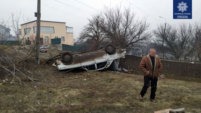 У Краматорську нетверезий водій зніс дерево та перекинувся: обійшлося без травм