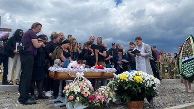 У Вінниці прощаються з чотирирічною Лізою, яка загинула внаслідок ракетного обстрілу