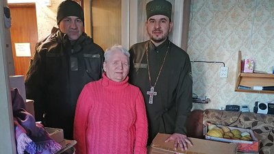 Нацгвардійці в зоні ООС отримали партію шкарпеток, які зв'язала незряча лучанка Нацгвардійці в зоні ООС отримали партію шкарпеток, які зв'язала незряча лучанка
