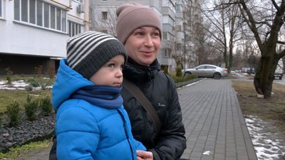 У Черкасах комунальники збирають і утилізують новорічні ялинки