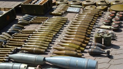 На території колишнього табору на Донеччині знайшли схованку зі зброєю та боєприпасами На території колишнього табору на Донеччині знайшли схованку зі зброєю та боєприпасами