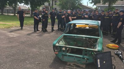 У Житомирі рятувальники тренувалися розрізати автомобілі, які потрапили в ДТП
