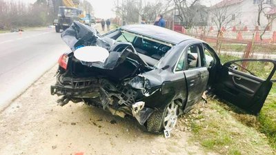 В аварії на Прикарпатті загинув чоловік, ще одна людина в лікарні В аварії на Прикарпатті загинув чоловік, ще одна людина в лікарні
