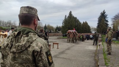 У Тернополі попрощалися з волонтером, військовослужбовцем Віталієм Заверухою У Тернополі попрощалися з волонтером, військовослужбовцем Віталієм Заверухою