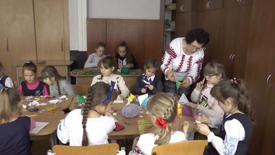 Учні шостої кропивницької школи виготовлять прикраси для ялинки