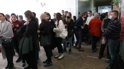 У Рівному люди стоять в черзі, щоб здати кров У Рівному люди стоять в черзі, щоб здати кров