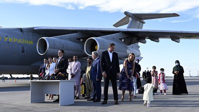 У Києві приземлилися три літаки з Афганістану з сотнями евакуйованих У Києві приземлилися три літаки з Афганістану з сотнями евакуйованих