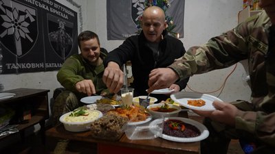 "Будемо їсти, будемо співати": як на Запорізькому напрямку бійці 128 ОГШБр відсвяткували Різдво "Будемо їсти, будемо співати": як на Запорізькому напрямку бійці 128 ОГШБр відсвяткували Різдво