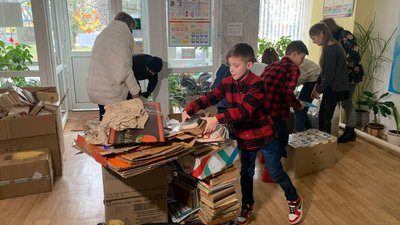 У Тернополі діти збирали макулатуру, аби придбати корм для тварин