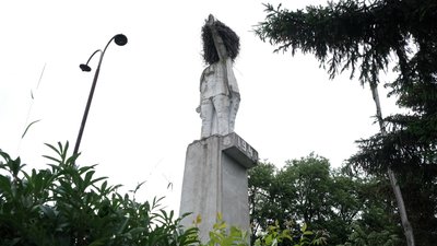 Зірки, серпи та червоноармійці: скільки на Буковині радянських пам'яток та чи планують їх зносити Зірки, серпи та червоноармійці: скільки на Буковині радянських пам'яток та чи планують їх зносити