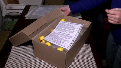 У Рівному волонтерки на домашній кухні виготовляють хімічні грілки для ЗСУ У Рівному волонтерки на домашній кухні виготовляють хімічні грілки для ЗСУ