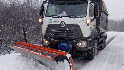Мороз, ожледиця та 25 сантиметрів снігу: на Донеччині ліквідовують наслідки снігопаду
