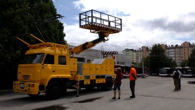 Компанія "Електроавтотранс" у Франківську отримала з Варшави спецавто для ремонту тролейбусної мережі