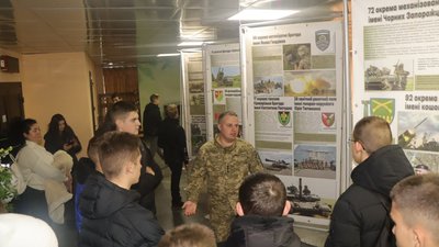 В Охтирці на Сумщині працювала мобільна експозиція, присвячена ЗСУ В Охтирці на Сумщині працювала мобільна експозиція, присвячена ЗСУ
