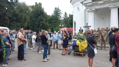 У Полтаві прощаються із трьома військовими, які загинули під час оборони України У Полтаві прощаються із трьома військовими, які загинули під час оборони України