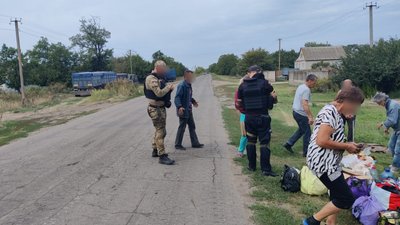 На Херсонщині люди пішки рятуються до безпечних місць На Херсонщині люди пішки рятуються до безпечних місць