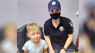 В Одесі поліцейські повернули зниклу дитину матері: вона не знала, що 5-річний син загубився