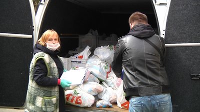 Соціальні працівники у Житомирі доставляють провіант малозабезпеченим людям