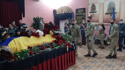 У Херсоні прощаються із курсантом, який загинув в авіакатасрофі АН-26 У Херсоні прощаються із курсантом, який загинув в авіакатасрофі АН-26