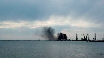 У порту тимчасово окупованого Бердянська внаслідок вибухів виникла пожежа