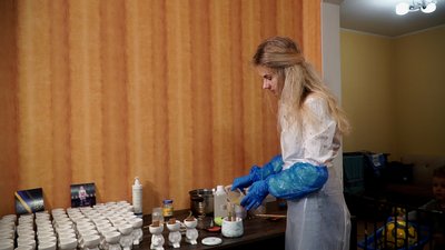 У Чернігові дружина загиблого "Біцухи" виготовляє свічки в пам'ять про чоловіка У Чернігові дружина загиблого "Біцухи" виготовляє свічки в пам'ять про чоловіка