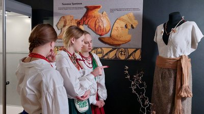 Шість тисяч років: у Черкаському музею представили новий експонат Шість тисяч років: у Черкаському музею представили новий експонат