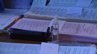 У райцентрі Житомирщини виборцям міряли температуру, проте кабінки для людей з температурою не було У райцентрі Житомирщини виборцям міряли температуру, проте кабінки для людей з температурою не було