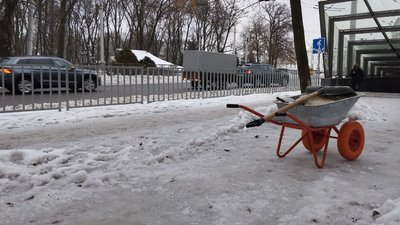 Протиожеледні сіль та пісок