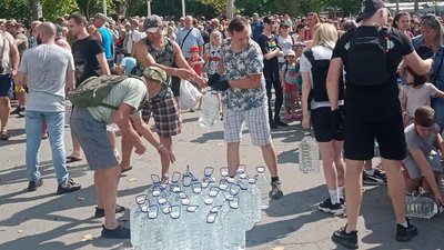 Одеські волонтери привезли до Миколаєва 105 тонн бутильованої питної води