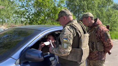Історії з блокпоста: як сумчани реагують на роздачу повісток Історії з блокпоста: як сумчани реагують на роздачу повісток