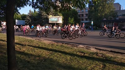 В Ужгороді відбувся благодійний велозаїзд у вишиванках В Ужгороді відбувся благодійний велозаїзд у вишиванках