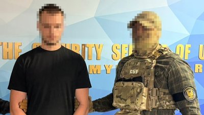 Правоохоронець поруч із підозрюваним