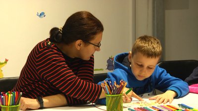 Богдан разом з мамою пише листа Святому Миколаю. Мріє отримати в подарунок цукерки та книги. 8 листопада 2022 рік