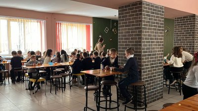 У їдальні Тернопільської школи-ліцею №6 імені Назарія Яремчука У їдальні Тернопільської школи-ліцею №6 імені Назарія Яремчука